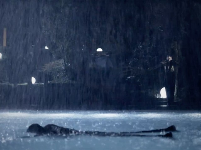 Morte No 1º Capitulo Um Corpo Aparece Boiando Na Piscina De Angela Mahler Vem Por Ai Rede Globo