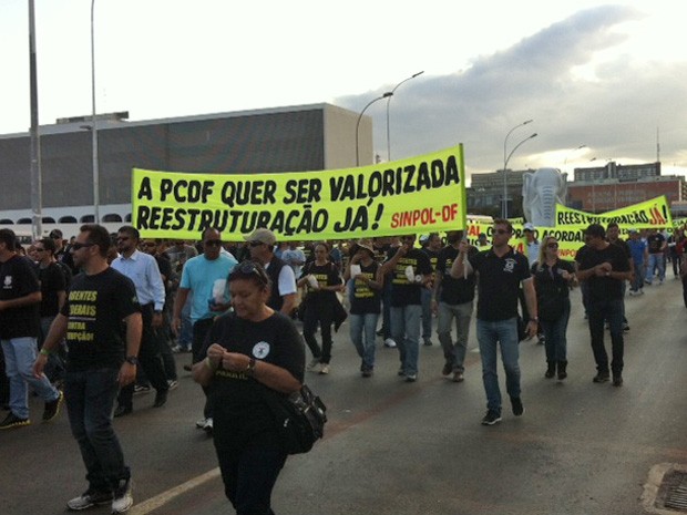 Policiais marchando no sentido Congresso Nacional durante protesto por valorização das forças da segurança pública (Foto: Luiza Facchina/G1)