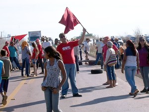 Manifestantes bloquearam BR-163 nesta terça-feira (18) (Foto: Assessoria/ MST)
