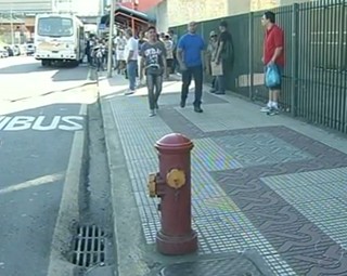 Equipe do RJ encontrou apenas um hidrante em toda a Avenida Amaral Peixoto (Foto: Reprodução RJTV 2ª Edição)