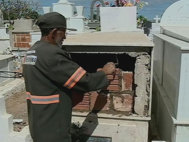 Peritos do IML e policiais civis acompanharam trabalho de coveiros, que lacraram os túmulos (Foto: Reprodução / TV Globo)