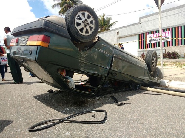 Capotamento ocorreu na Avenida Boa Viagem, na Zona Sul do Recife (Foto: Corpo de Bombeiros/Divulgação)