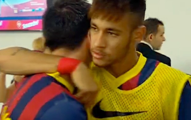 Neymar abraça Messi antes de amistoso contra o Lechia (Foto: Reprodução SporTV)