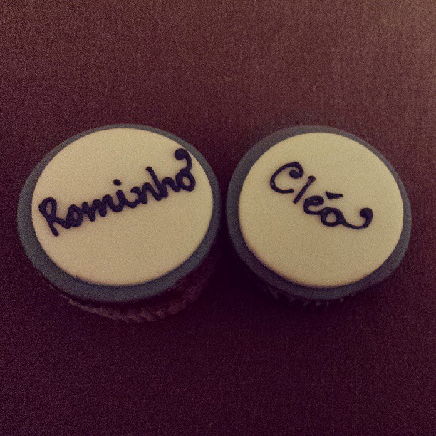 Docinhos com os nomes de Rômulo e Cleo gravados (Foto: Reprodução Instagram)
