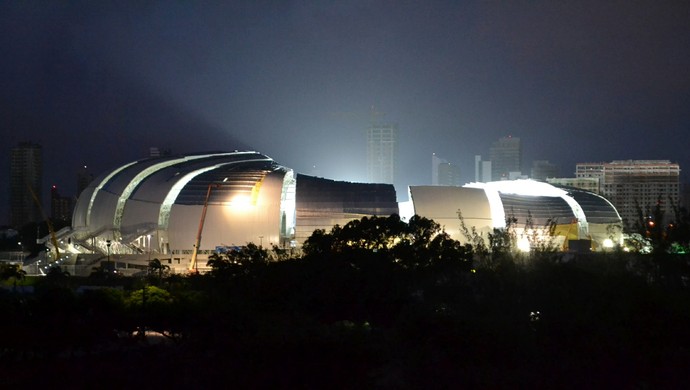 Visão externa da Arena das Dunas, em Natal, durante o pré-teste da iluminação (Foto: Jocaff Souza)