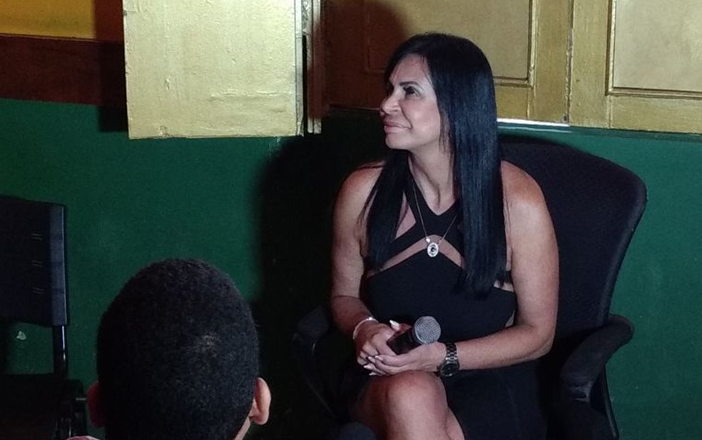 Gretchen conversou com a imprensa no Recife, nesta quinta-feira (6) (Foto: Pedro Alves/G1)
