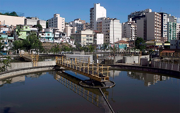 GESTÃO Estação de tratamento em Niterói, no Rio.  A cidade reduziu  o desperdício  de água à metade  (Foto: Arquivo/Agência O Globo)