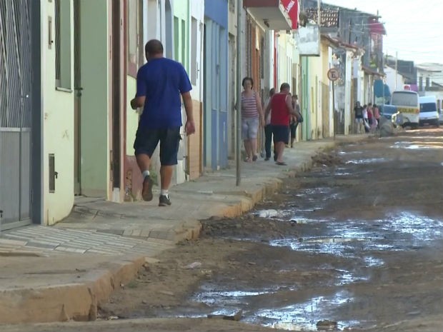 Moradores reclamam de rua em obras no centro de Porto Feliz (Foto: Reprodução/TV TEM)