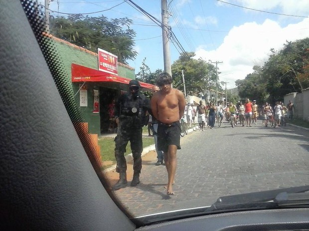 Moradores acompanharam operação que aconteceu na manhã desta segunda (Foto: Bebeto Karolla/ Folha de Búzios)