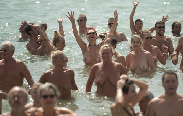 Nudismo na Espanha (Foto: Jorge Guerrero/AFP)