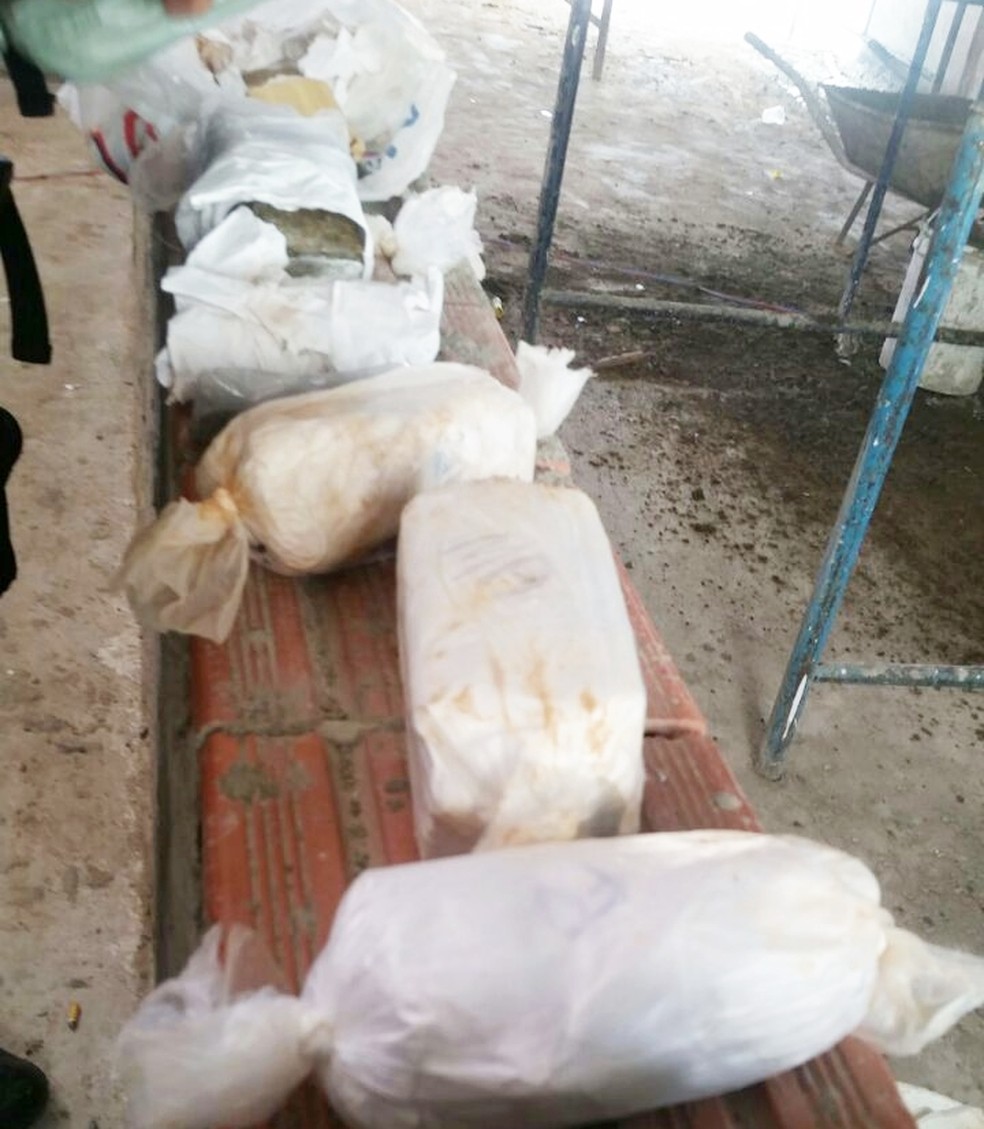 Empacotados, drogas e aparelhos celulares foram encontrados enterrados sob o piso do pavilhão 1. Descoberta aconteceu durante as obras de recuperação da unidade (Foto: Sejuc)