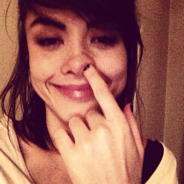 Maria Casadevall posa com o dedo no nariz (Foto: Instagram/ Reprodução)