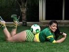 Musas posam sensuais na torcida antes do jogo Brasil X Colômbia