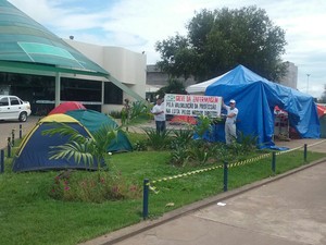 Enfermeiros acampam em frente ao HGR; nesta segunda greve completa oito dias (Foto: Inaê Brandão/G1 RR)