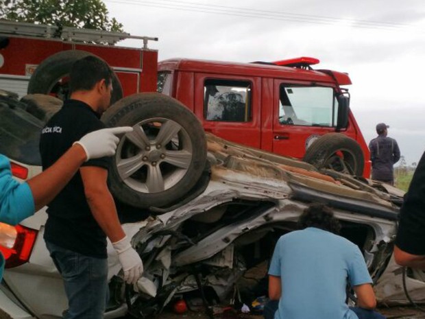 Motorista de carro não reistiu aos ferimentos e morreu no local do acidente (Foto: Uinderlei Guimarães/Sulbahianews)