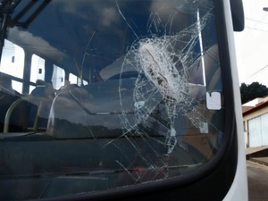 Onda de vandalismo contra ônibus assusta moradores de Varginha (Foto: Reprodução EPTV)