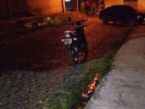 Motocicleta de Guilherme não foi levada pelos criminosos (Foto: PM/Divulgação)