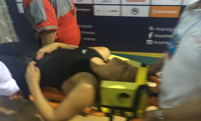 Nadadora do Corinthians desmaia após prova e dá susto durante o Finkel