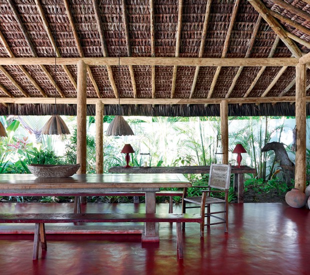 Varanda | A mesa trazida de Tiradentes está sempre cheia. No verão, chega a acomodar 25 visitantes. Acima, luminárias pendentes de casca de coco (Foto: Evelyn Müller / Living Inside)