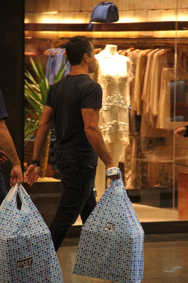 Malvino Salvador vai às compras (Foto: Marcus Pavão / AgNews)