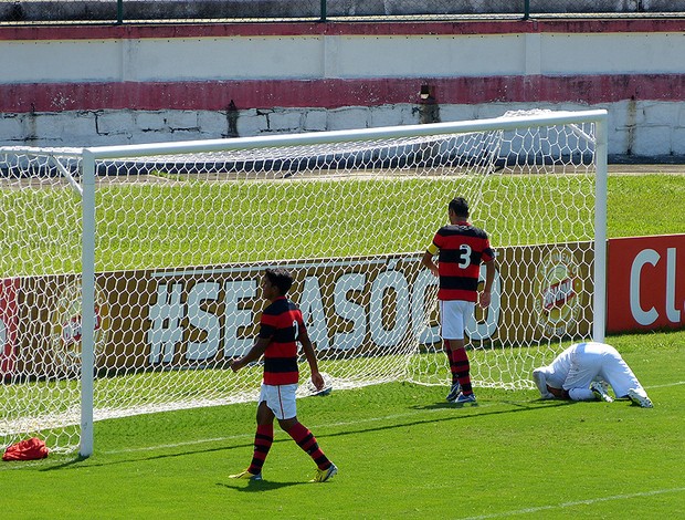 goleiro caio flamengo falha no gol do botafogo sub-20 (Foto: Vicente Seda) goleiro caio flamengo falha no gol do botafogo sub-20 (Foto: Vicente Seda)