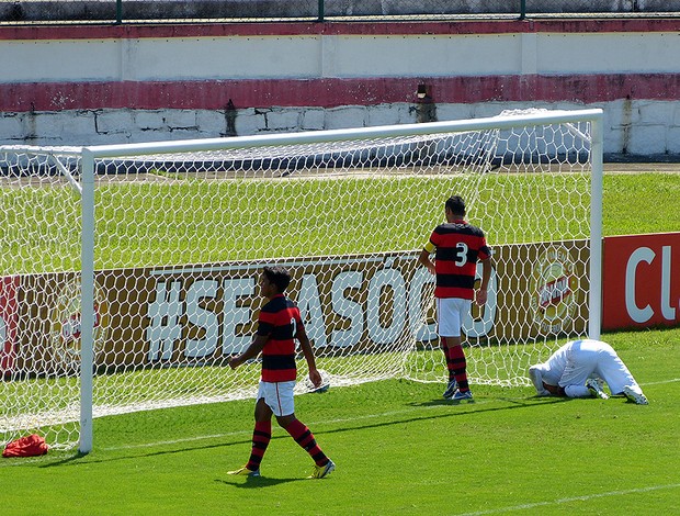 goleiro caio flamengo falha no gol do botafogo sub-20 (Foto: Vicente Seda)