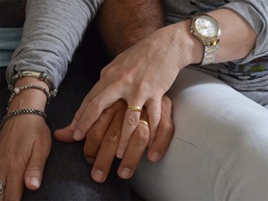 Mesmo sem oficializar casamento, casal já usa alianças de matrimônio (Foto: Fernanda Testa/G1)