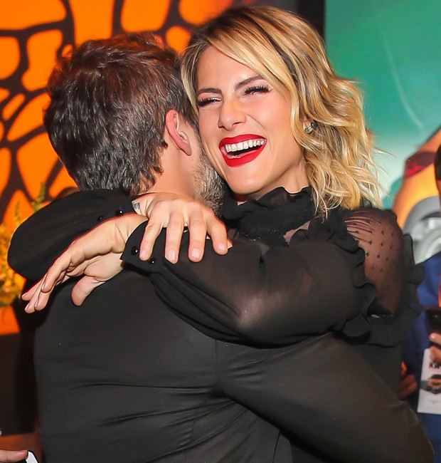 Giovanna Ewbank abre sorrisão ao ganhar abraço do marido, o ator Bruno Gagliasso (Foto: Manuela Scarpa/Brazil News)