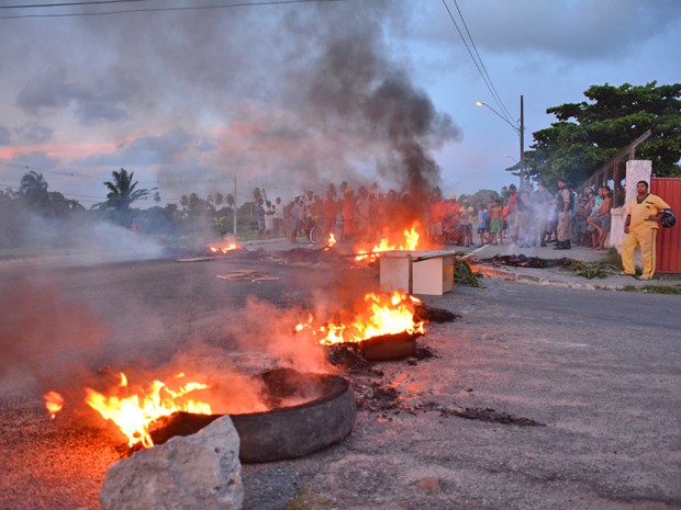 Manifestantes usaram fogo para bloquear o trânsito (Foto: Walter Paparazzo/G1)
