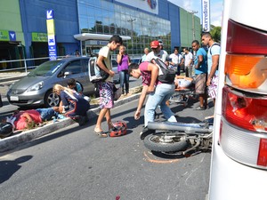 Dois homens em uma motocicleta bateram na traseira de um ônibus na rua Bancário Sérgio Guerra, uma das principais ruas do bairro Bancários, em João Pessoa. O acidente aconteceu na manhã desta segunda-feira (29) e os dois ocupantes da moto se feriram. (Foto: Walter Paparazzo/G1) Dois homens em uma motocicleta bateram na traseira de um ônibus na rua Bancário Sérgio Guerra, uma das principais ruas do bairro Bancários, em João Pessoa. O acidente aconteceu na manhã desta segunda-feira (29) e os dois ocupantes da moto se feriram. (Foto: Walter Paparazzo/G1)