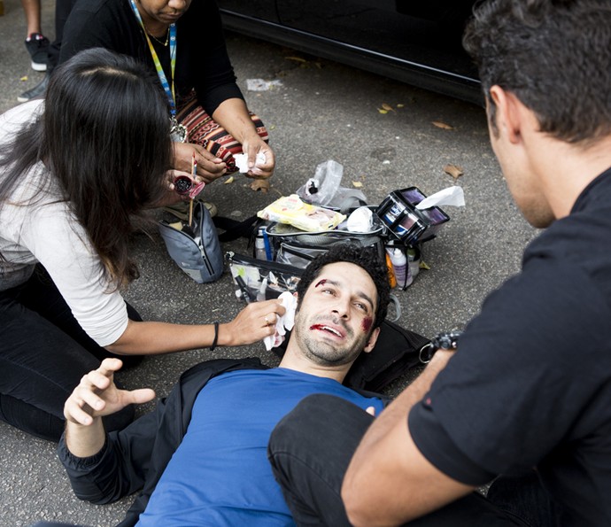 João Baldasserini se preparando para gravar  cena tensa de seu personagem (Foto: Ellen Soares/ Gshow)