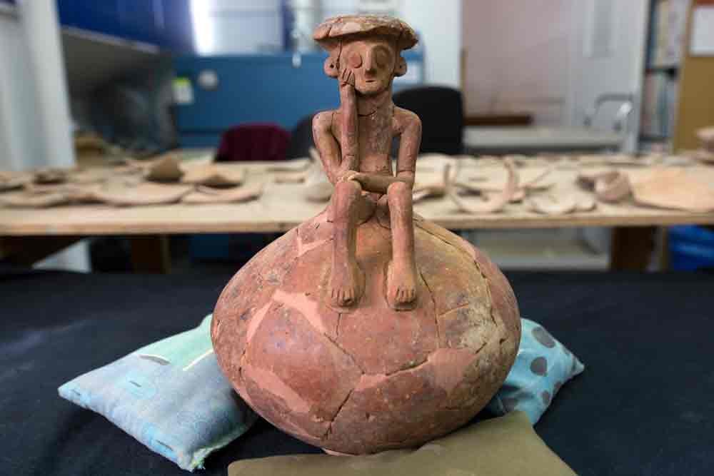 Escultura da Idade do Bronze foi encontrada em Israel e lembra ‘O pensador’, de Rodin  (Foto: Menahem Kahana/AFP)