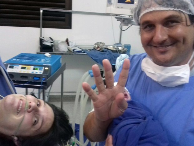 César e Viviane comemoram a chegada dos quatro filhos (Foto: César Renato Pasinato Ferro/Arquivo Pessoal)