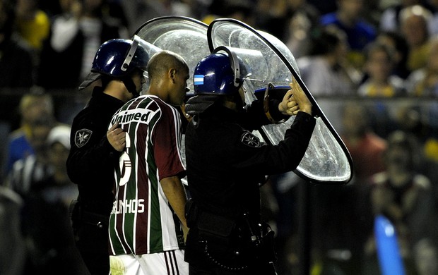 confusão polícia carlinhos fluminense boca juniors libertadores 2012 (Foto: Agência AFP)