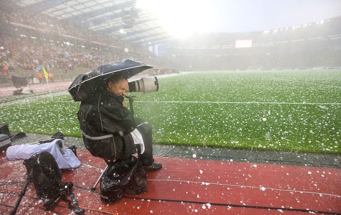 Chuva Amistoso Bélgica e Tunisia (Foto: Agência EFE)