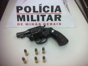 Revólver calibre 32 e seis munições intactas foram apreendidas pela PM. (Foto: Diego Souza/G1)