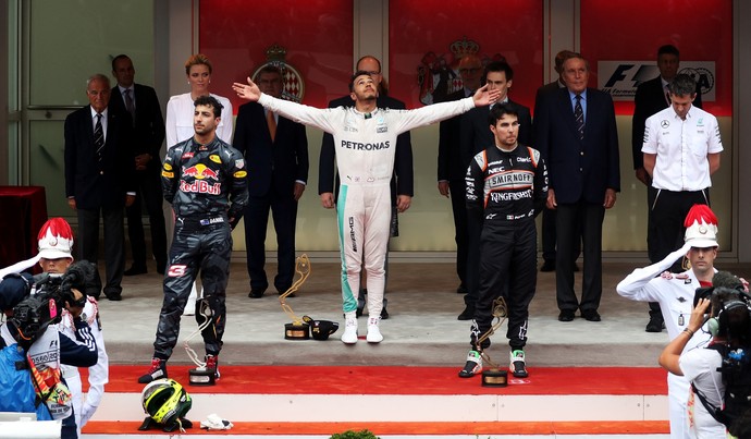 Lewis Hamilton, Daniel Ricciardo e Sergio Pérez no pódio do GP de Mônaco (Foto: Getty Images)