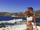 Alessandra Ambrósio posa de biquíni e exibe cinturinha na Grécia