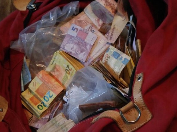 Parte do dinheiro levado em assalto foi recuperada em Goiás (Foto: Divulgação/Polícia Militar)