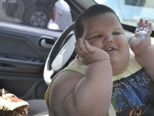 Sorridente, Misael chega na clínica para exame que pode diagnosticar síndrome de Prader Willi (Foto: Viviane Machado)