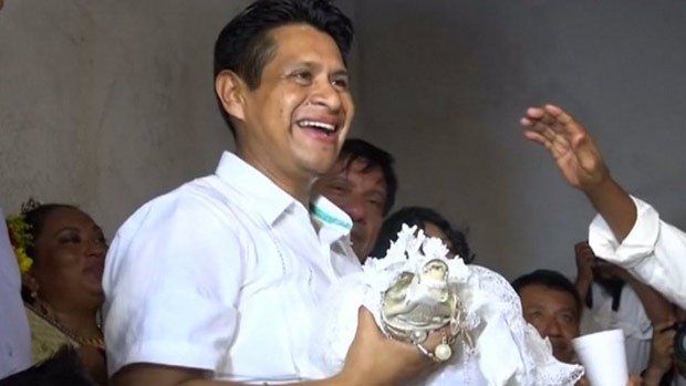 Joel Vasquez Rojas se casou com fmea de crocodilo (Foto: Reuters)