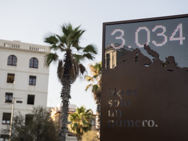 Monumento inaugurado nesta quinta-feira (28) em Barcelona tem contador do número de refugiafdos mortos neste ano (Foto: JOSEP LAGO / AFP)