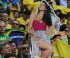 Torcedor leva 'Marquezine' ao Mané Garrincha (Theobald/Extra)