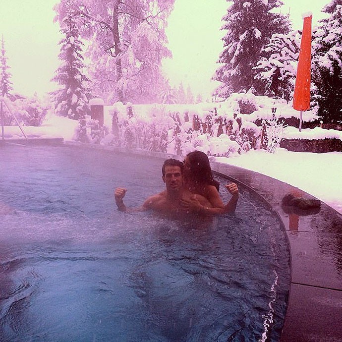 Fàbregas curte banho quente em meio à neve (Foto: Reprodução / Instagram)