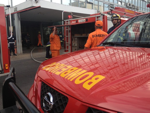Bombeiros trabalham no incêndio no Ministério das Comunicações e Transportes (Foto: Murilo Salviano/G1 )