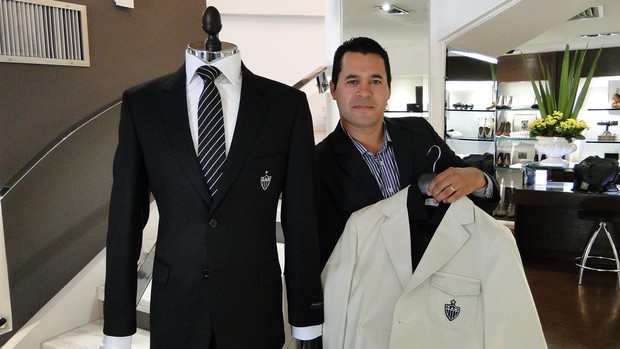 Fábio Ferreira, alfaiate da loja que criou os trajes do Atlético-MG (Foto: Valeska Silva / Globoesporte.com)