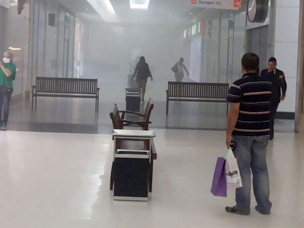 Fumaça se espalhou no segundo piso do shopping (Foto: Ediana Miralha/Inter TV Cabugi)