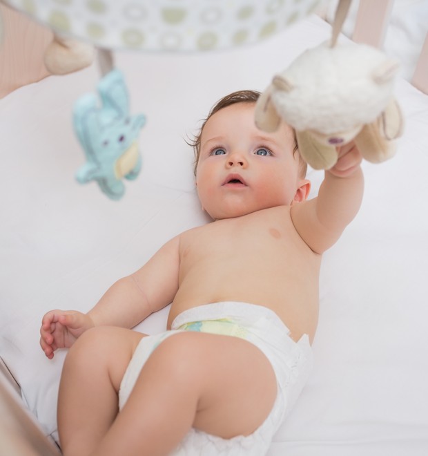De repente, você deixa o bebê no berço um dia e quando percebe ele rolou para o lado... (Foto: Thinkstock)
