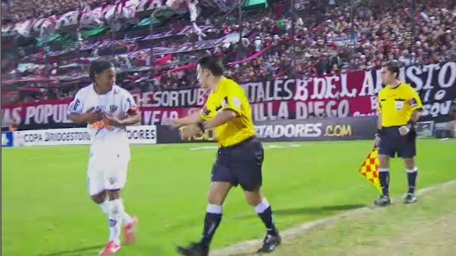 Ronaldinho reclama com quarto árbitro (Foto: Reprodução SporTV)