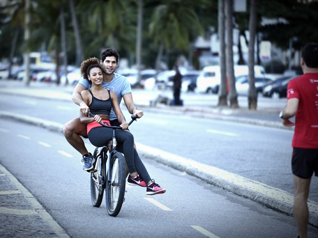 Paula e Bento andam de bicicleta na Praia do Leme (Foto: Raphael Dias/GShow)